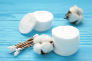 Disques de coton imbibés de café